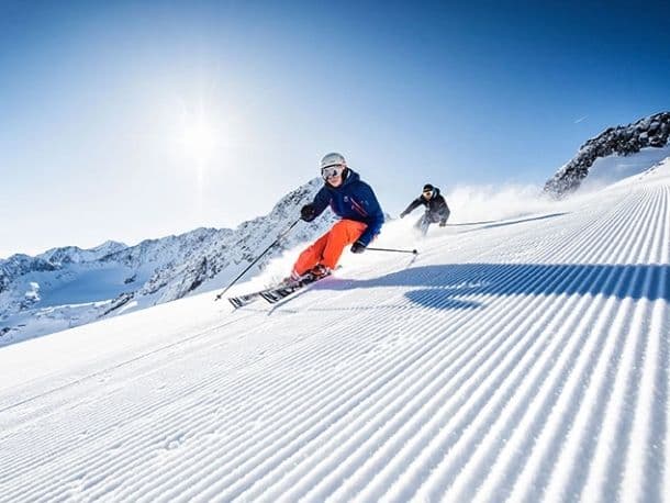 Skifahrer auf einer frisch präparierten Piste im Stubaital