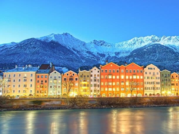 Die bunten Häuser am Inn in Innsbruck vor der Nordkette