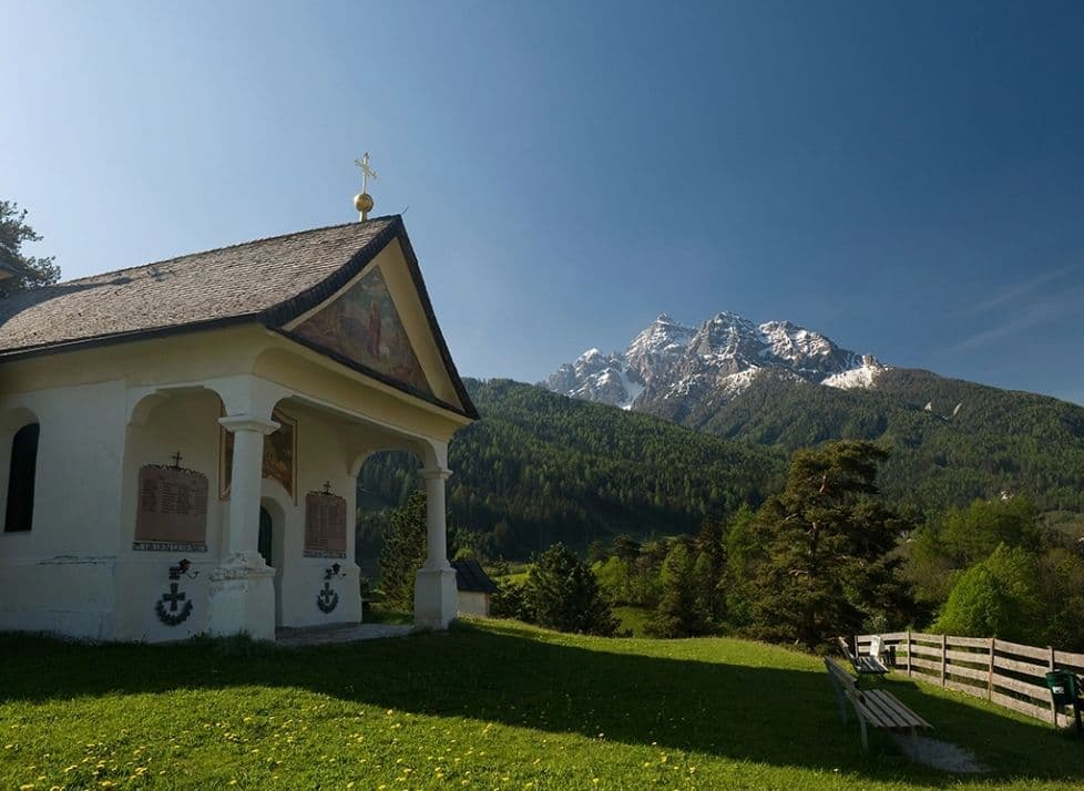 Kapelle vor der Bergkulisse des Stubaitals