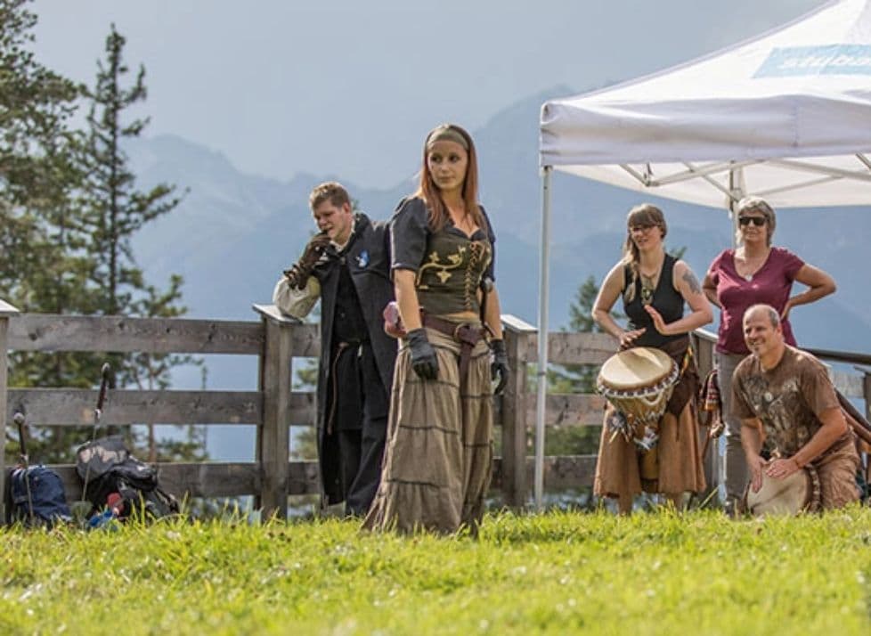 Gäste in Tracht bei einem Fest im Stubaital