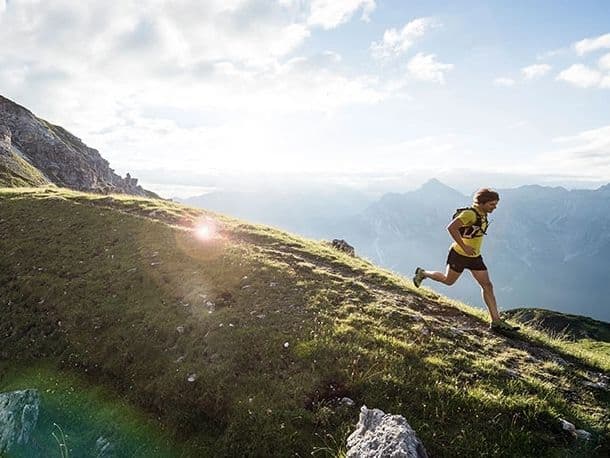Läufer auf einem Bergweg hoch über dem Stubaital
