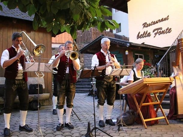 Blasmusikkapelle in Tracht bei einem Fest im Stubaital
