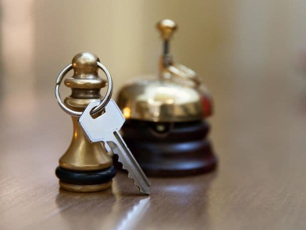 Zimmerschlüssel an der Rezeption im Apartmenthaus Mooshof