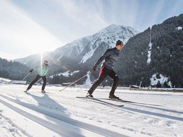 Zwei Langläufer auf einer gespurten Loipe im Stubaital