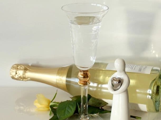 Prosecco mit Glas im Apartment
