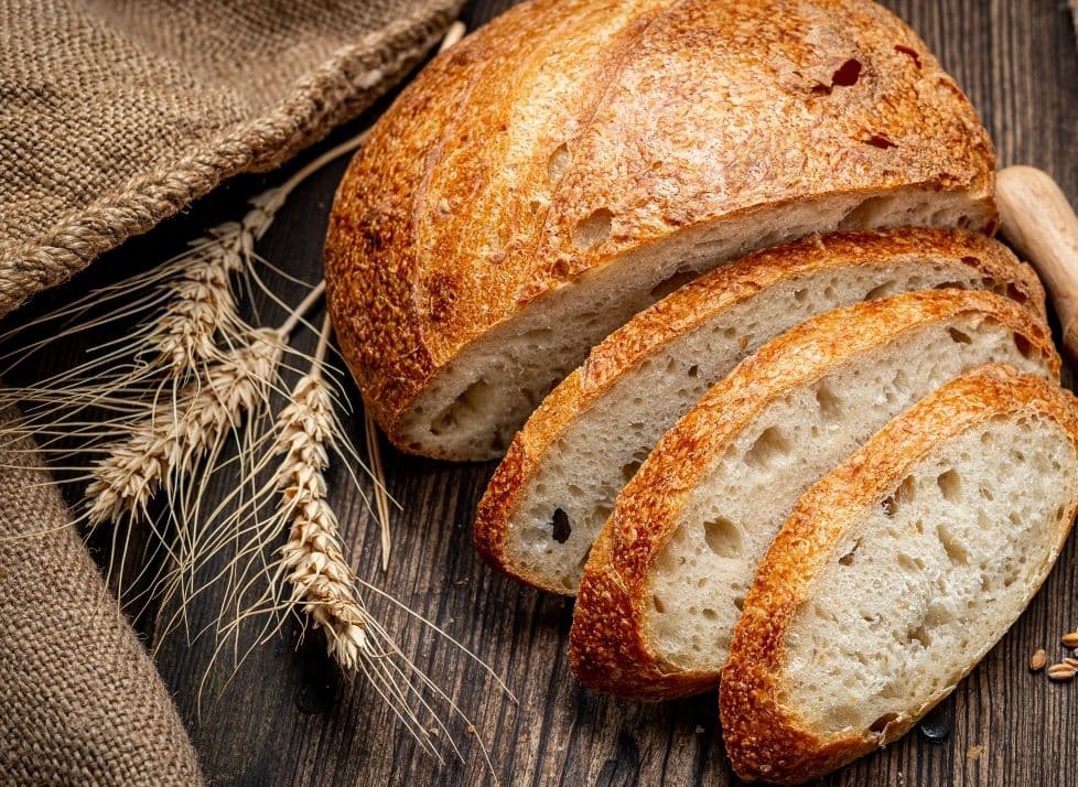 Frisches Brot und Gebäck mit Getreideähren
