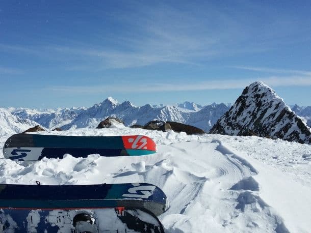 Ski im Schnee vor dem Bergpanorama des Stubaitals