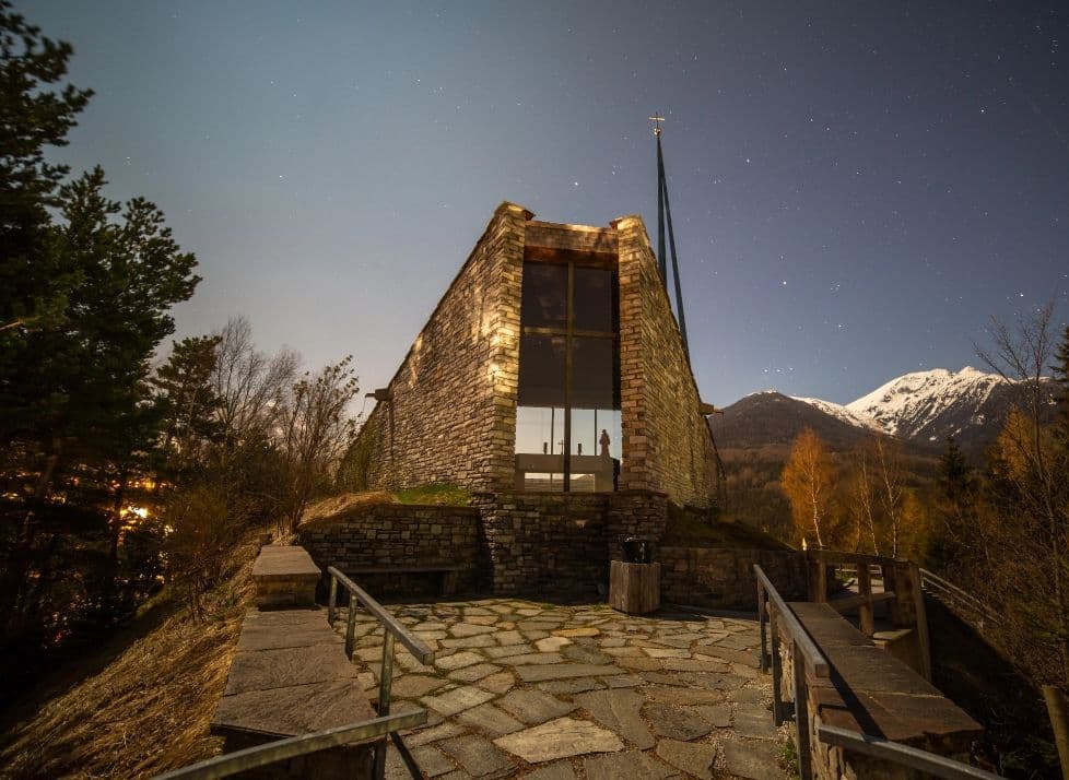 Die Europakapelle an der Europabrücke bei Nacht
