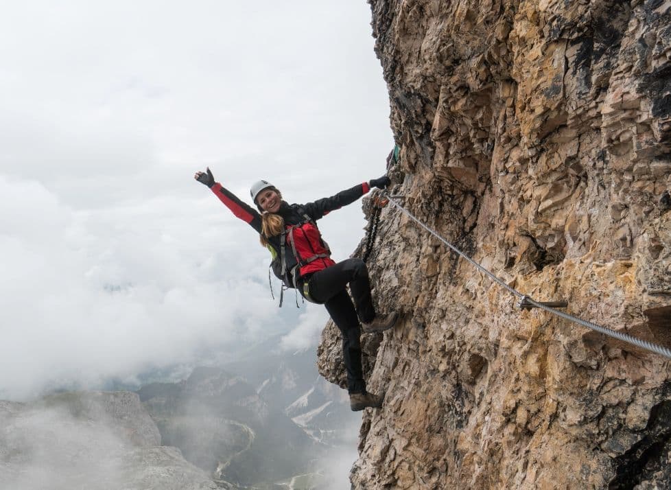 Klettersteiggeher an einer Felswand im Stubaital