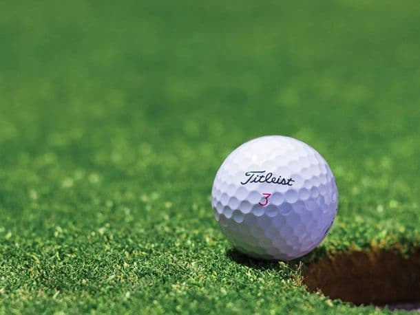 Golfball auf dem Grün