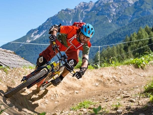 Mountainbiker auf einem Trail im Stubaital